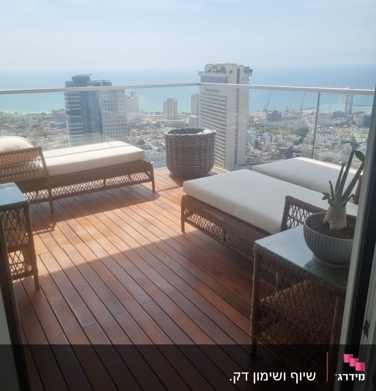 רצפת עץ במרפסת עם ריהוט גן קלוע